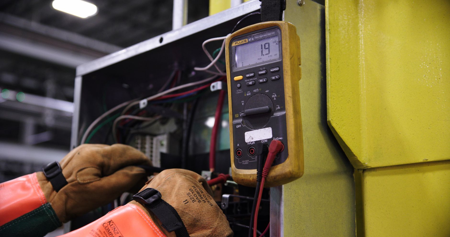 Kontrola elektrickej zásuvky meracím prístrojom